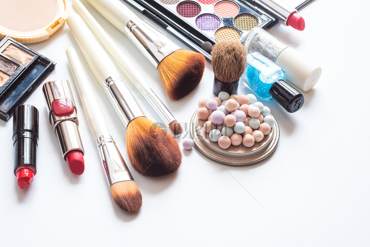 隔夜美股 | 三大指数表现不一 现货黄金一度突破3400美元