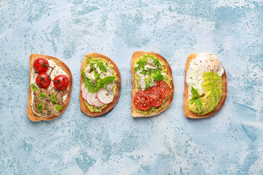 星巴克(SBUX.US)在华“卖身”背后的盈利困局:降本降价攻下沉还是坚守高端?